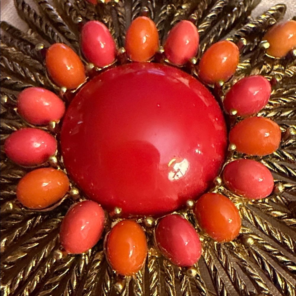Elegant Red and Gold Floral Brooch - Picture 3 of 3